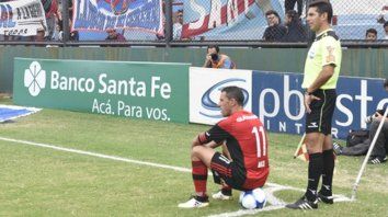 Maxi en Sarandí. El capitán leproso sentado en la pelota antes de patear un córner. No habrá público rojinegro frente a Arsenal. Maxi en Sarandí. El capitán leproso sentado en la pelota antes de patear un córner. No habrá público rojinegro frente a Arsenal.