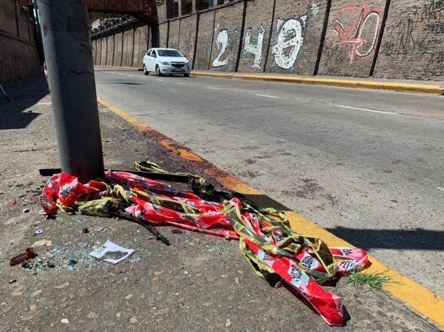 Los rastros del terrible impacto de auto contra la columna.