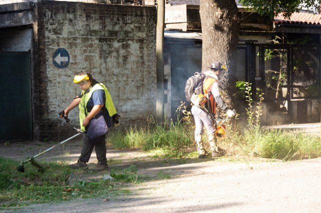 El municipio intensifica las tareas de desmalezado en los barrios