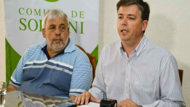 El presidente comunal, Alejandro Luciani (derecha) ofreció una conferencia de prensa.
