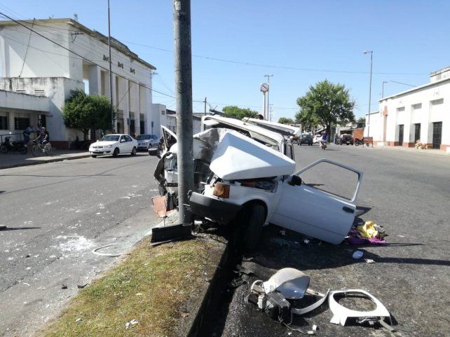 Así quedó el vehículo en el que iban dos personas