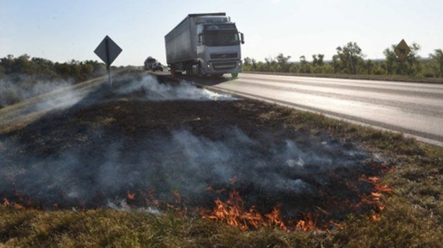 Elocuente. El fuego estaba ayer a muy pocos metros de la ruta