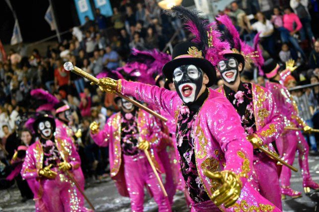 Todo el colorido y alegr&iacute;a se despliega en el carnaval uruguayo. 