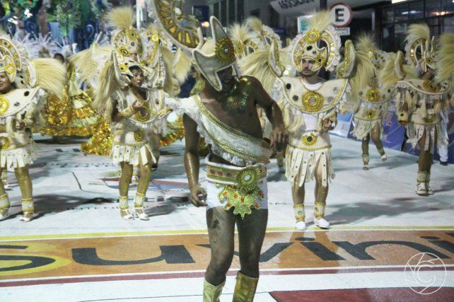 Las escuelas de samba, una tradici&oacute;n del carnaval charr&uacute;a.  