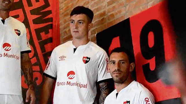 La nueva pilcha. Formica, Moreno y Maxi Rodríguez lucen la camiseta oficial 2.