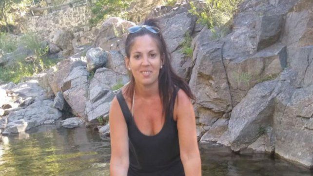 Mariela tiene 29 años, mide 1,76 metro y vestía musculosa negra al momento de desaparecer. Actúa la Fiscalía de Cosquín. 