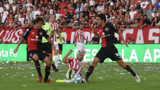 Dividida. Albertengo traba con Mascherano y Formica mira al lado. A la lepra le falt&oacute; potencia en ofensiva.
