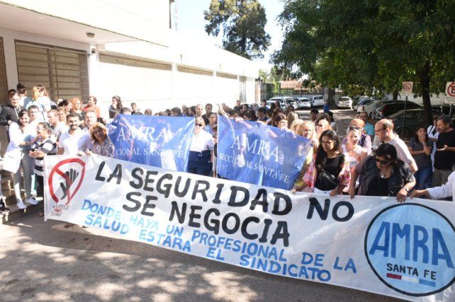 Trabajadores de la salud pidieron más seguridad en los hospitales. Fue esta mañana en el Roque Sáenz Peña