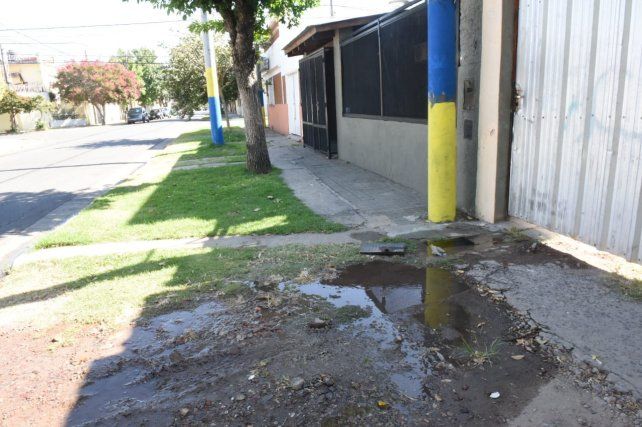 Otro de los medidores robados anoche en barrio Belgrano.