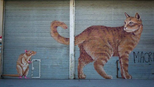 Un gato y un rat&oacute;n pasean por el centro, en plena calle San Luis al 1100: obra de Vanesa Galdeano y Anali Chanquia, las Medianeras.
