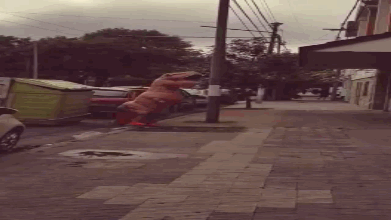 Fue al súper disfrazada de T-Rex para desafiar al coronavirus