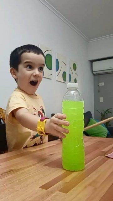 Felipe se asombra con la botella m&aacute;gica