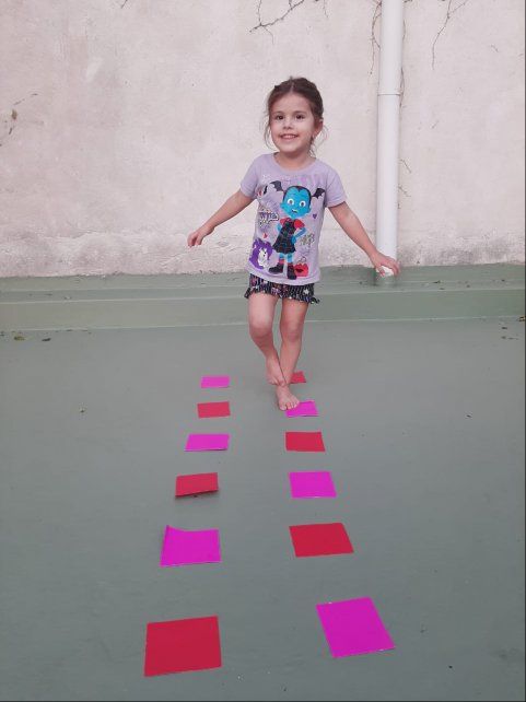 Catalina salta con el juego de la oca que propuso el profe Willy