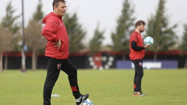 Quedate Frank. La intención de la dirigencia leprosa es que el técnico siga después de junio.