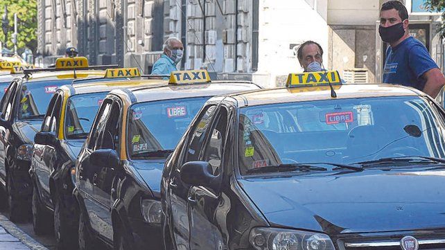 Sin pasajeros. El aislamiento social obligatorio dejó con muy poca actividad a los taxistas rosarinos.