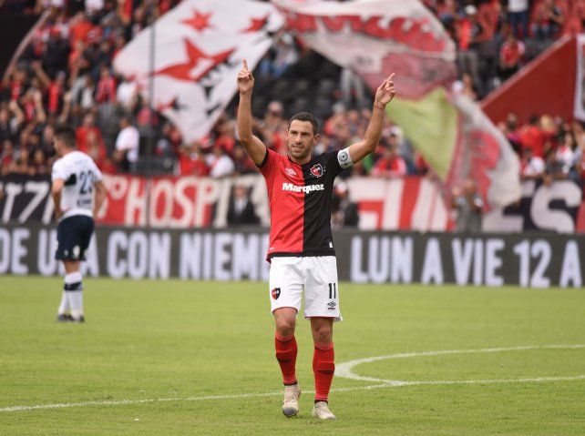 Maxi Rodríguez, con los brazos en alto en el Coloso. Jugará más allá de los 40