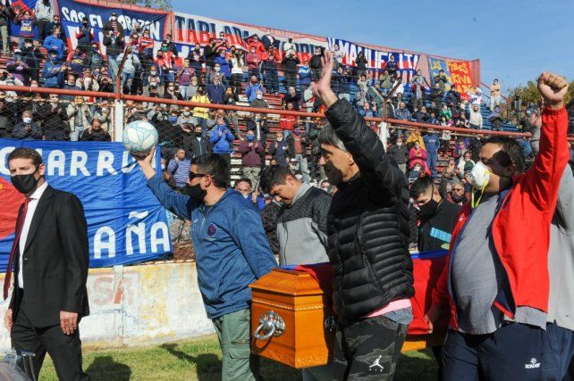 El hijo del Trinche levanta la pelota que le obsequiaron y lleva el cajón de su padre en la vuelta olímpica en el estadio Gabino Sosa.