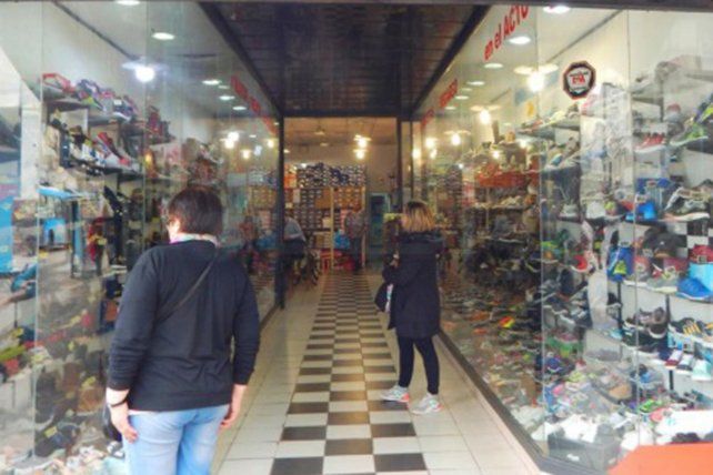 La Municipalidad destacó que los comercios mayoristas y minoristas reabrirán sus puertas desde el lunes en horario vespertino.