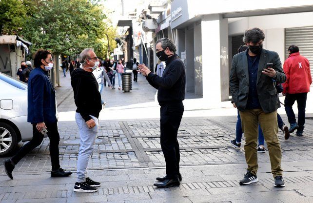 El intendente Pablo Javkin recorrió la zona céntrica en la apertura de la actividad comercial al ingresar la ciudad en la fase 4 por la pandemia del coronavirus.