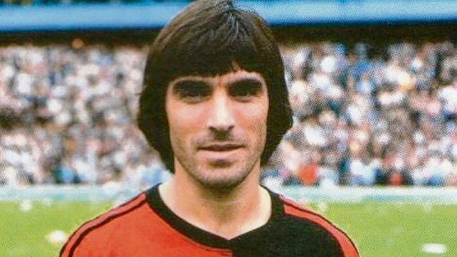 Alfaro. Se dio el gusto de salir campe&oacute;n con las dos camisetas. Con el River del Bambino Veira gan&oacute; la Intercontinental y luego integr&oacute; el gran equipo del Piojo Yudica campe&oacute;n en la temporada 1987/88.