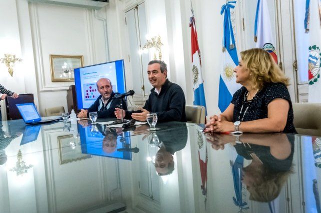 Javkin brind&oacute; los detalles junto al secretario de Salud municipal, Leonardo Caruana, y la secretaria de Salud provincial, Sonia Martorano.  