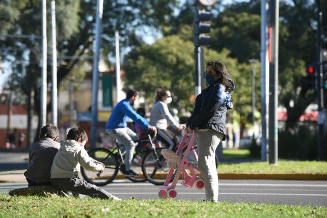 La gente se volcó masivamente a las calles en el segundo día de caminatas y salidas recreativas en Rosario.