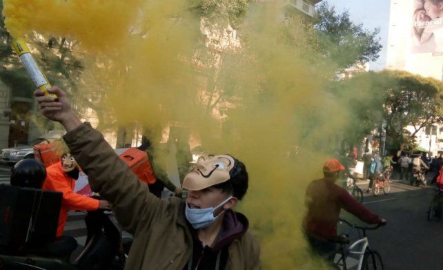 Trabajadores de distintos sectores marchan por avenida Pellegrini en reclamo de la continuidad laboral.