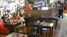 Los clientes deberán identificarse para entrar a bares y restaurantes una vez que reabran Los clientes deberán identificarse para entrar a bares y restaurantes una vez que reabran