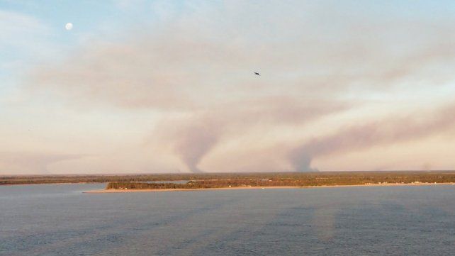 Una imagen repetida: humo en las islas frente a Rosario