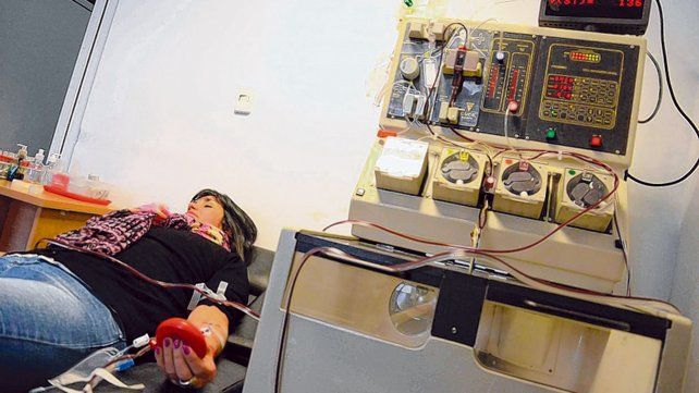 En investigación. Los primeros tratamientos con plasma en Buenos Aires resultaron exitosos.