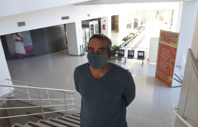 Juan Becerra dirige el Comando Operativo de Emergencia en Salud y su vida cambió por completo desde antes que arranquen los casos en la ciudad.
