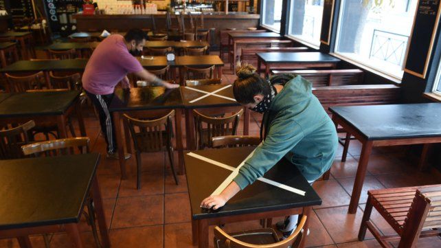 Pandemia. Los bares de Rosario acondicionan sus locales para entrar en la nueva etapa.