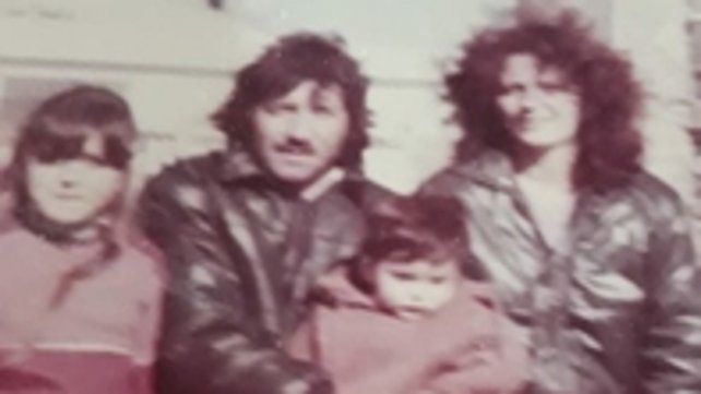 Con Lidia. Mar&iacute;a Laura junto a un Trinche jovenc&iacute;simo que sostiene a Nicol&aacute;s cuando era un beb&eacute;. Lidia completa la instant&aacute;nea de la familia de barrio Belgrano.