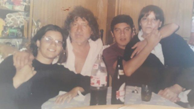 Con Nancy. Trinche abraza a Cintia y Bruno, a Nancy: la familia de cuatro en barrio 7 de Septiembre.