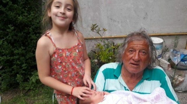 Trinche hace m&aacute;s de un a&ntilde;o, con sus bisnietas Pia  y Lola.