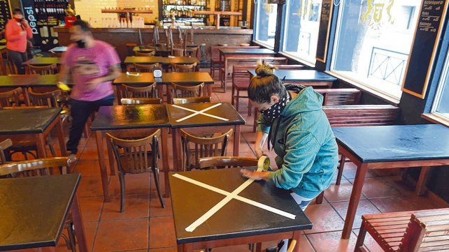 prevención. En los restaurantes marcaban ayer las mesas que no se podrán utilizar para mantener el distanciamiento social y obligatorio.