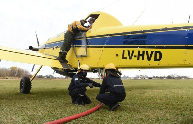 Uno de los dos aviones hidrantes que permanecerán en Rosario por si reaparecen la quema de pastizales en los próximos días. 