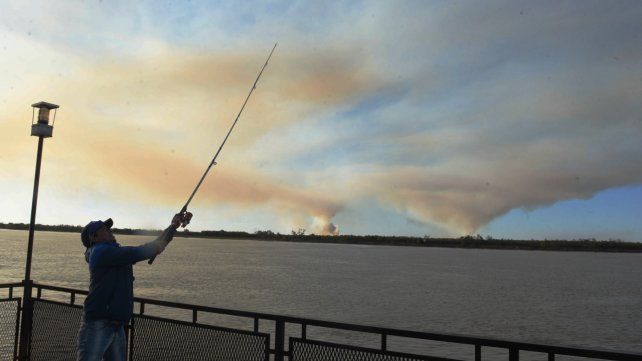 Pese a la prohibición de las quemas, sigue llegando a Rosario el humo de las islas