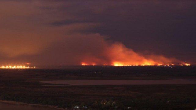 El humo de las islas no da tregua a los rosarinos ni de día ni de noche