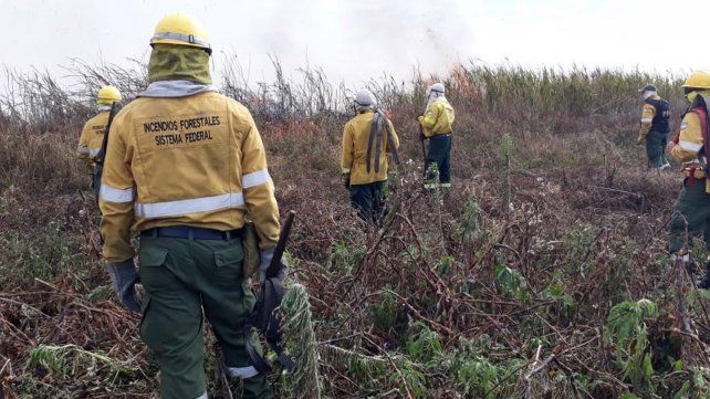 Brigadistas trabajan a destajo para apagar las llamas en las islas.