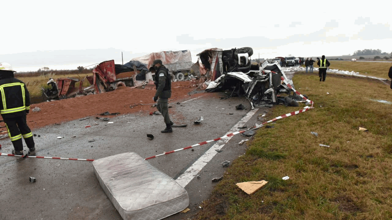 Dos muertos al chocar dos camiones en el sur provincial