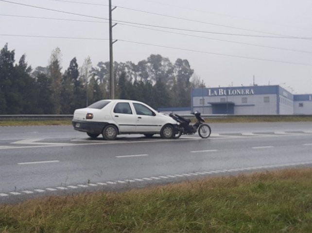 Impactante choque entre una moto y un auto en plena Circunvalación