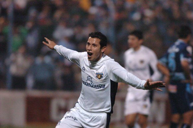 El mono Gordillo comienza la celebraci&oacute;n tras el tanto en la Tacita de Plata.