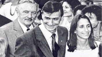 Binner asume como intendente en 1995. Aquí, flanqueado por Estévez Boero y una de sus hijas mellizas. Binner asume como intendente en 1995. Aquí, flanqueado por Estévez Boero y una de sus hijas mellizas.