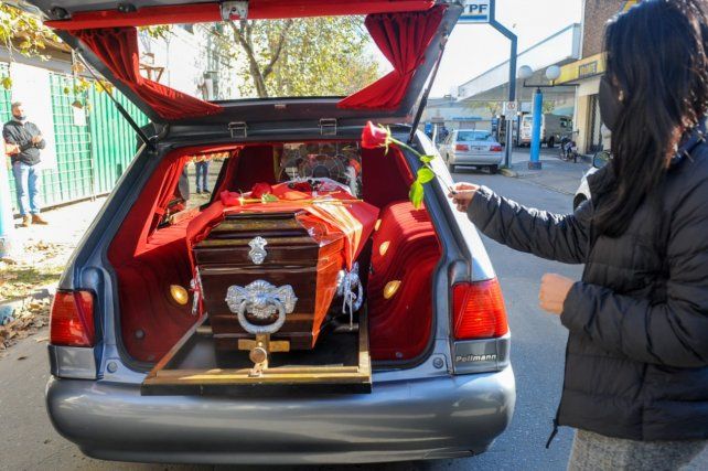 El f&eacute;retro fue cubierto con rosas rojas y las banderas argentina y del socialismo.