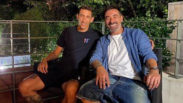 Lavezzi visitó a Di María en París y hablaron de Central.