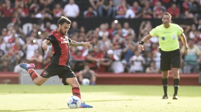 Se viene el gol. Nacho se prepara para rematar. Lleva 77 goles con la camiseta rojinegra.