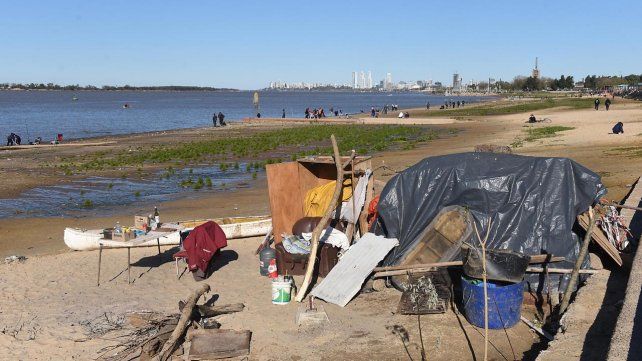 Botellas, plásticos y gran cantidad de basura en la costa norte rosarina