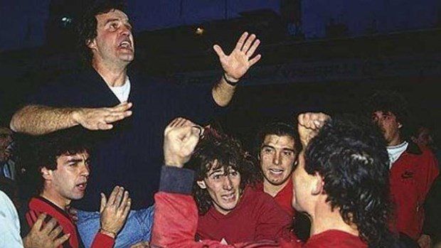 Festejo Loco. Bielsa celebra el título con emoción.