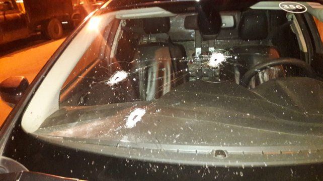 Los impactos de bala en el parabrisas del móvil policial.